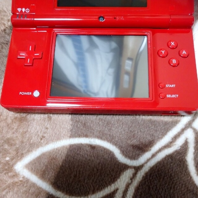 ニンテンドーDS(ニンテンドーDS)のニンテンドーDSi レッド 本体 充電器付き エンタメ/ホビーのゲームソフト/ゲーム機本体(携帯用ゲーム機本体)の商品写真