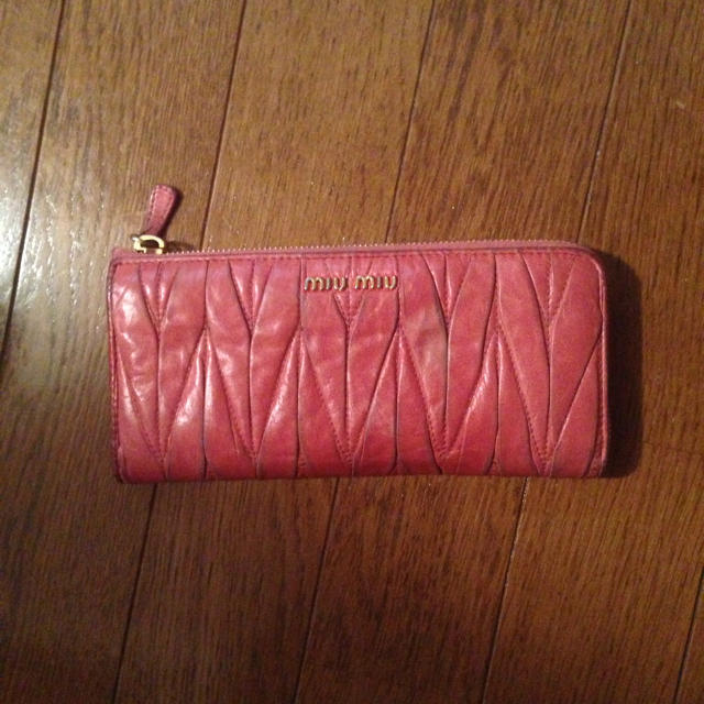 miumiu(ミュウミュウ)のmiumiu財布 レディースのファッション小物(財布)の商品写真