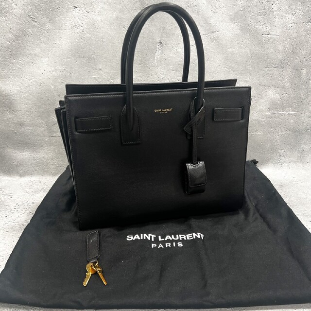 Saint Laurent(サンローラン)のサンローラン ベイビーサックドジュール ブラック ゴールド レザー ハンドバッグ レディースのバッグ(ハンドバッグ)の商品写真