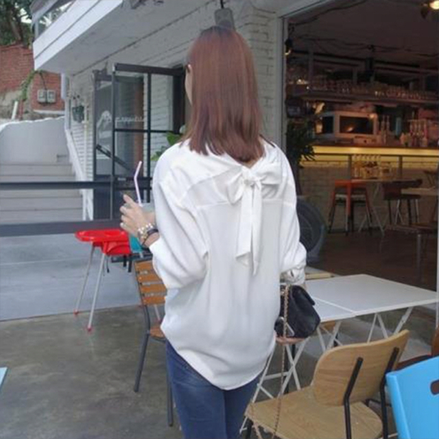 レディース　ブラウス　白　ホワイト　バックリボン Vネック 背中見せ シャツ L レディースのトップス(シャツ/ブラウス(長袖/七分))の商品写真