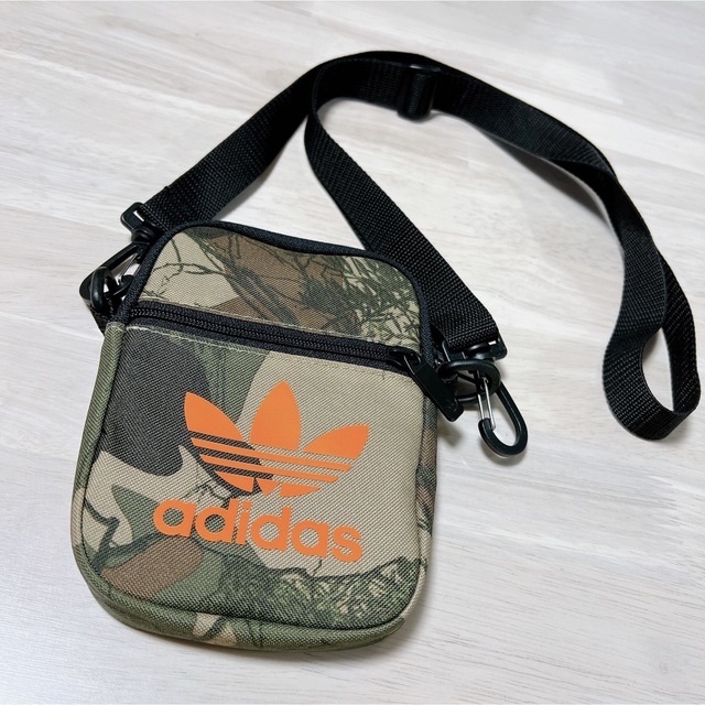 Originals（adidas）(オリジナルス)のadidas アディダス　ミニショルダーバッグ　新品　　サコッシュ　迷彩柄 メンズのバッグ(ショルダーバッグ)の商品写真