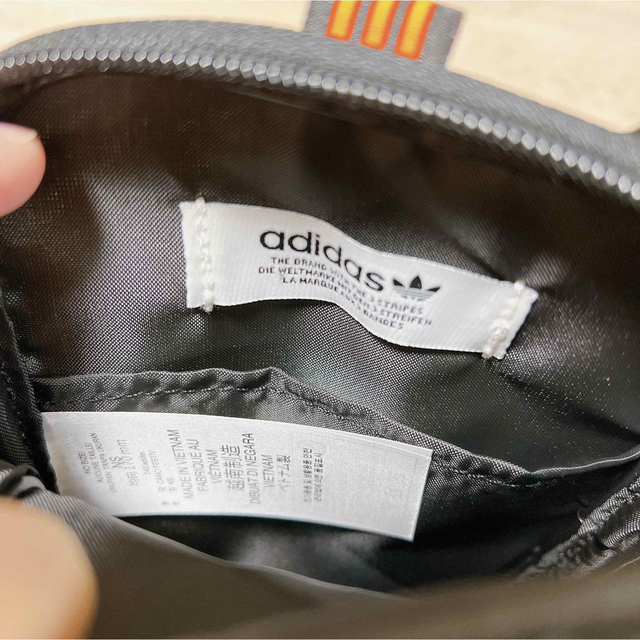 Originals（adidas）(オリジナルス)のadidas アディダス　ミニショルダーバッグ　新品　　サコッシュ　迷彩柄 メンズのバッグ(ショルダーバッグ)の商品写真