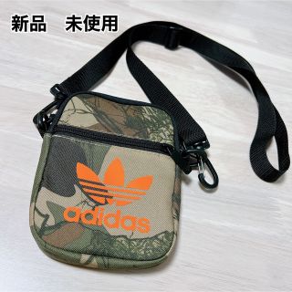 オリジナルス(Originals（adidas）)のadidas アディダス　ミニショルダーバッグ　新品　　サコッシュ　迷彩柄(ショルダーバッグ)