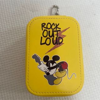 ディズニー(Disney)の新品未使用　ミッキー　イヤホンポーチ(ヘッドフォン/イヤフォン)