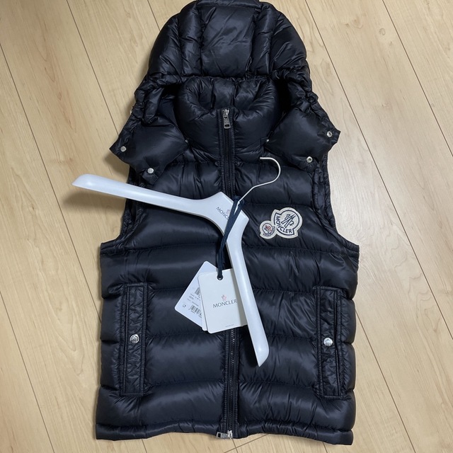 MONCLER(モンクレール)のモンクレール　ダブルワッペン　ダウンベスト メンズのジャケット/アウター(ダウンベスト)の商品写真