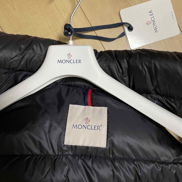MONCLER(モンクレール)のモンクレール　ダブルワッペン　ダウンベスト メンズのジャケット/アウター(ダウンベスト)の商品写真