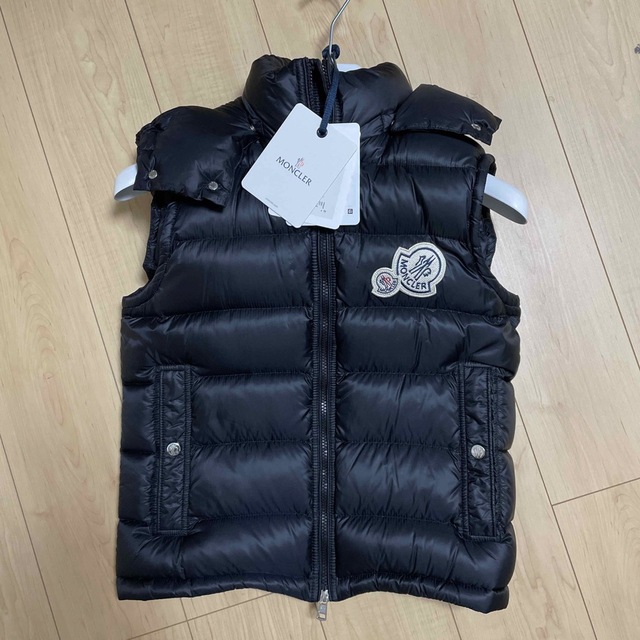 MONCLER(モンクレール)のモンクレール　ダブルワッペン　ダウンベスト メンズのジャケット/アウター(ダウンベスト)の商品写真