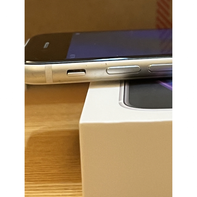iPhone(アイフォーン)のiPhone se2 第２世代 ホワイト　２５６ＧＢ スマホ/家電/カメラのスマートフォン/携帯電話(スマートフォン本体)の商品写真