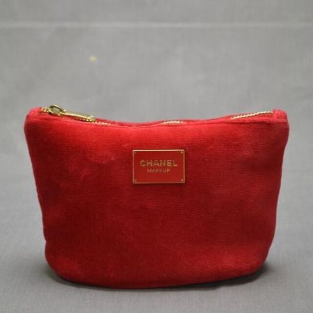 CHANEL(シャネル)のred2 新品未使用本物　シャネル　ノベルティポーチ レディースのファッション小物(ポーチ)の商品写真