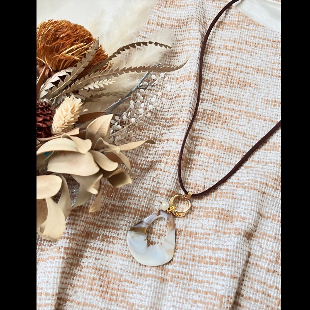 大理石風ホワイト×ベージュマーブルドロップのロングスエードペンダント ハンドメイドのアクセサリー(ネックレス)の商品写真