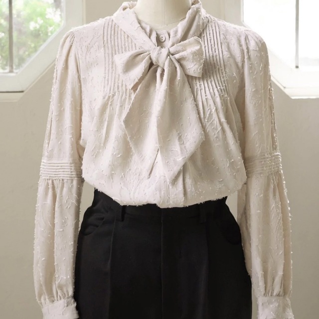 【FETICO】LACE TIE-NECK BLOUSE