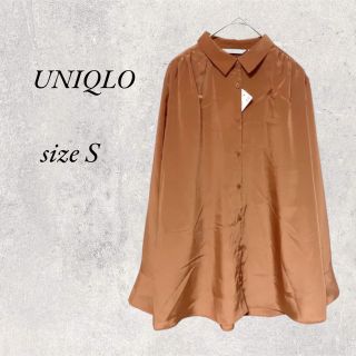 ユニクロ(UNIQLO)の新品　UNIQLO  シャイニーギャザーブラウス　ブラウン　size S(シャツ/ブラウス(長袖/七分))