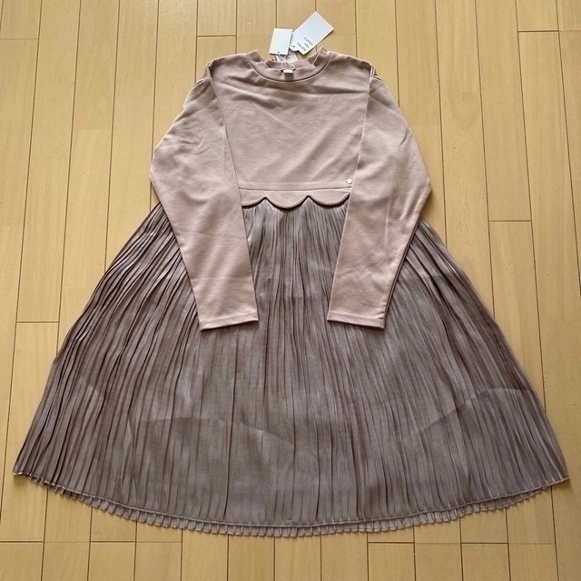 apres les cours(アプレレクール)のアプレレクール スカラップサテンドッキングワンピース 140 キッズ/ベビー/マタニティのキッズ服女の子用(90cm~)(ワンピース)の商品写真