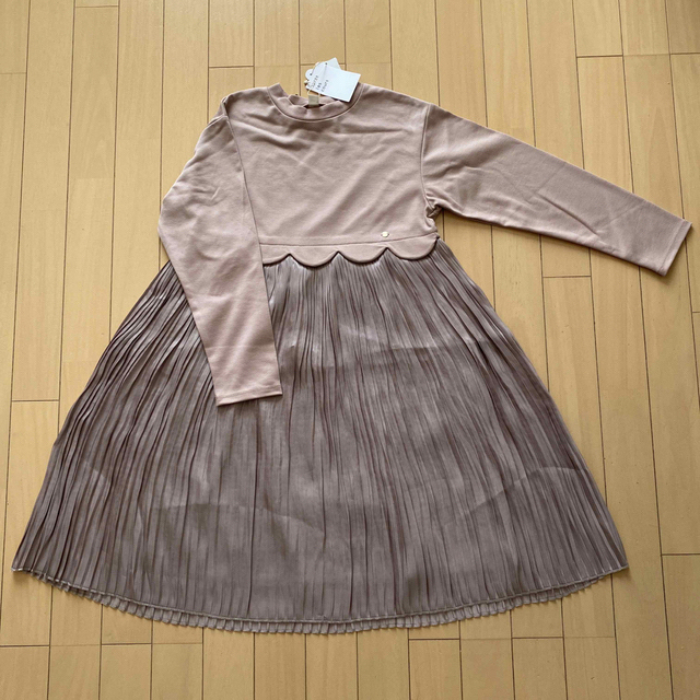 apres les cours(アプレレクール)のアプレレクール スカラップサテンドッキングワンピース 140 キッズ/ベビー/マタニティのキッズ服女の子用(90cm~)(ワンピース)の商品写真