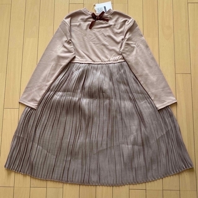 apres les cours(アプレレクール)のアプレレクール スカラップサテンドッキングワンピース 140 キッズ/ベビー/マタニティのキッズ服女の子用(90cm~)(ワンピース)の商品写真