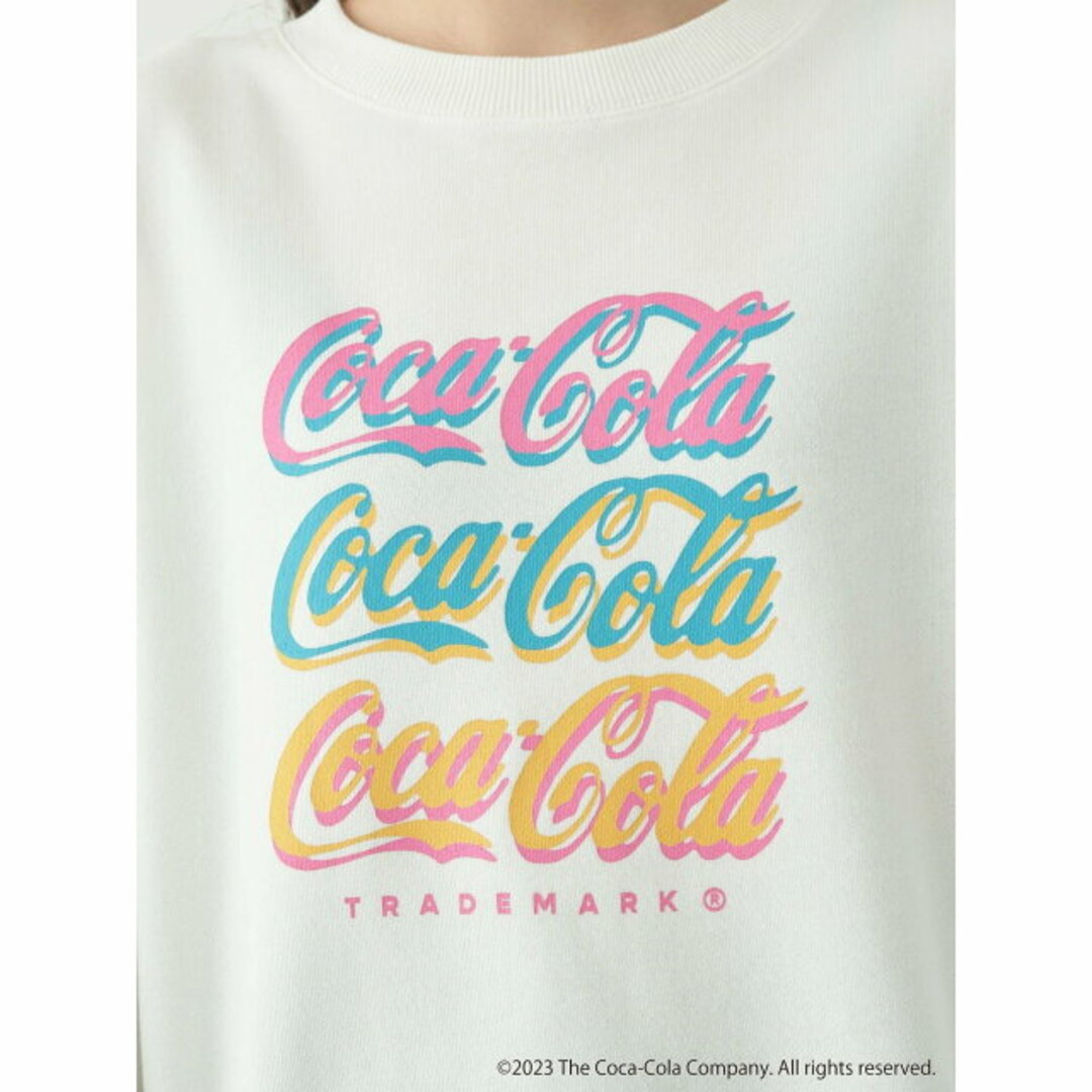 earth music & ecology(アースミュージックアンドエコロジー)の【オフホワイト】別注 Coca-Cola「R」カラフルロゴスウェット レディースのトップス(カットソー(長袖/七分))の商品写真