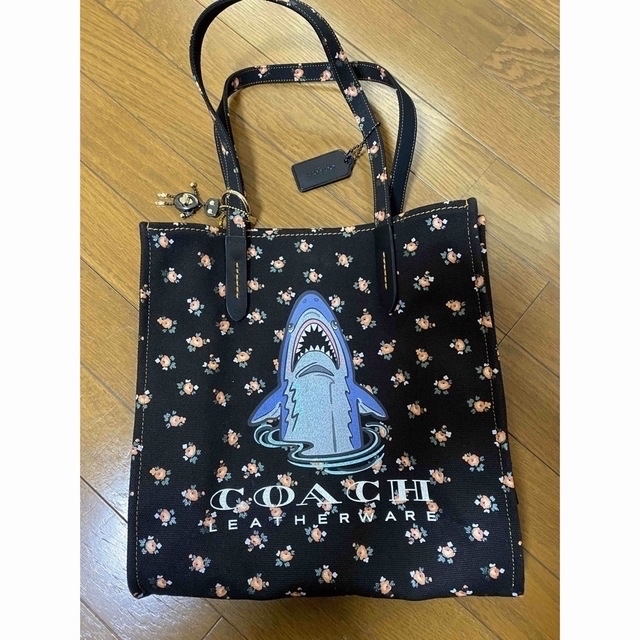 COACH(コーチ)の正規品　新品　激レア　サメ　コーチ　トートバッグ　チャーム付き レディースのバッグ(トートバッグ)の商品写真