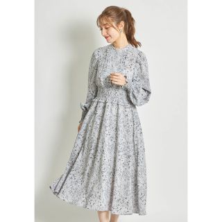 トッコクローゼット(TOCCO closet)の後ろリボン付きパール釦シャーリング×フリルフラワープリントワンピース(ひざ丈ワンピース)