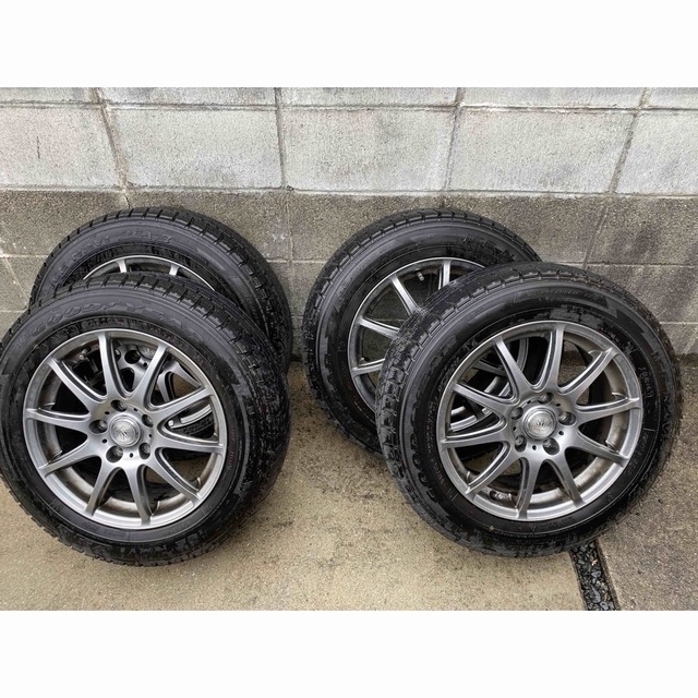 自動車/バイクスタッドレスタイヤ　ホイール付き　205/60R/16 バリ山