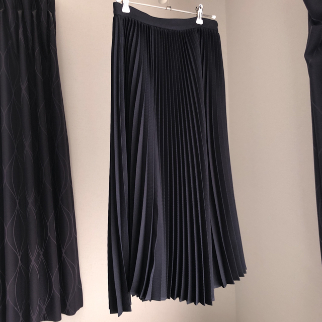セン　プリーツスカート 38 ミドル　ネイビー レディースのスカート(ロングスカート)の商品写真