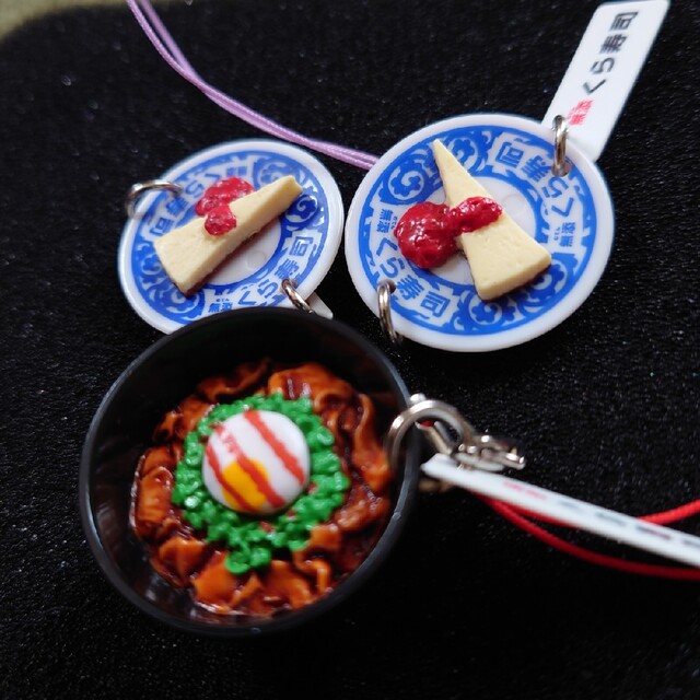くら寿司　びっくらポン　チーズケーキ　イベリコ豚丼 エンタメ/ホビーのコレクション(ノベルティグッズ)の商品写真