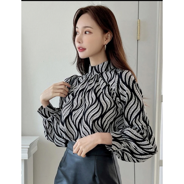 SHEIN(シーイン)のシーイン デイジー ブラウス 黒 白 長袖 新品 レディースのトップス(シャツ/ブラウス(長袖/七分))の商品写真