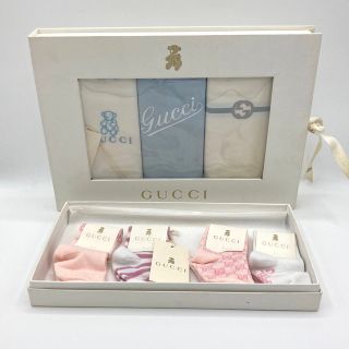 グッチ(Gucci)のグッチ ベビー用品 前掛け 靴下 セット(ベビースタイ/よだれかけ)