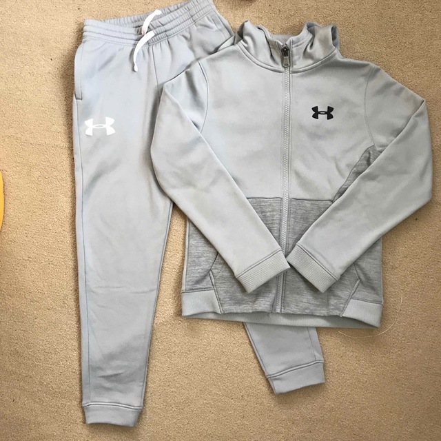 UNDER ARMOUR(アンダーアーマー)のアンダーアーマー  セットアップ 130センチ キッズ/ベビー/マタニティのキッズ服男の子用(90cm~)(ジャケット/上着)の商品写真