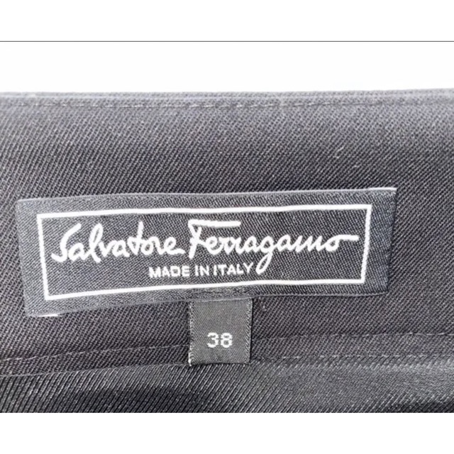 Salvatore Ferragamo(サルヴァトーレフェラガモ)の【新品未使用】フェラガモ　スカート レディースのスカート(ひざ丈スカート)の商品写真