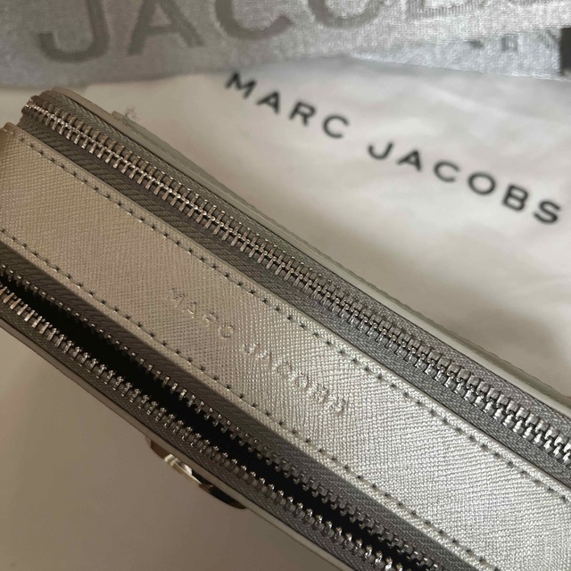 MARC JACOBS(マークジェイコブス)の即購入OK! 即発送!MARC JACOBS スナップショットバッグ　シルバー レディースのバッグ(ショルダーバッグ)の商品写真