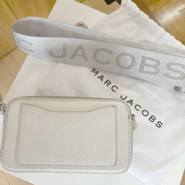 MARC JACOBS(マークジェイコブス)の即購入OK! 即発送!MARC JACOBS スナップショットバッグ　シルバー レディースのバッグ(ショルダーバッグ)の商品写真
