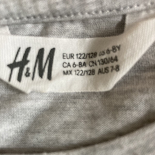 H&M(エイチアンドエム)のH&M 130センチ　グレー長袖Tシャツ　スパンコールスクイーズ キッズ/ベビー/マタニティのキッズ服女の子用(90cm~)(Tシャツ/カットソー)の商品写真