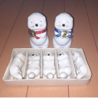 新品　ラッコのペッパー＆ソルト入れと箸置きセット(食器)