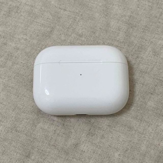 Apple(アップル)の【凛子様専用】AirPods Pro（第1世代）充電ケースのみ【正規品】 スマホ/家電/カメラのオーディオ機器(ヘッドフォン/イヤフォン)の商品写真