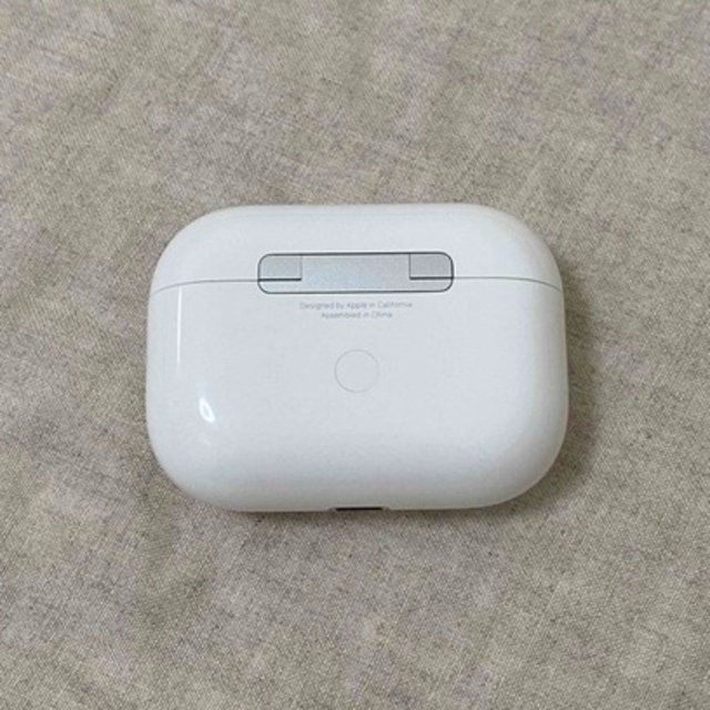 Apple(アップル)の【凛子様専用】AirPods Pro（第1世代）充電ケースのみ【正規品】 スマホ/家電/カメラのオーディオ機器(ヘッドフォン/イヤフォン)の商品写真