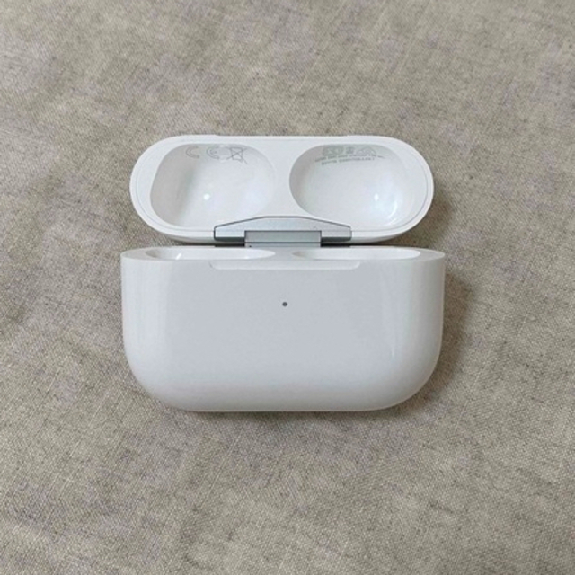 Apple(アップル)の【凛子様専用】AirPods Pro（第1世代）充電ケースのみ【正規品】 スマホ/家電/カメラのオーディオ機器(ヘッドフォン/イヤフォン)の商品写真