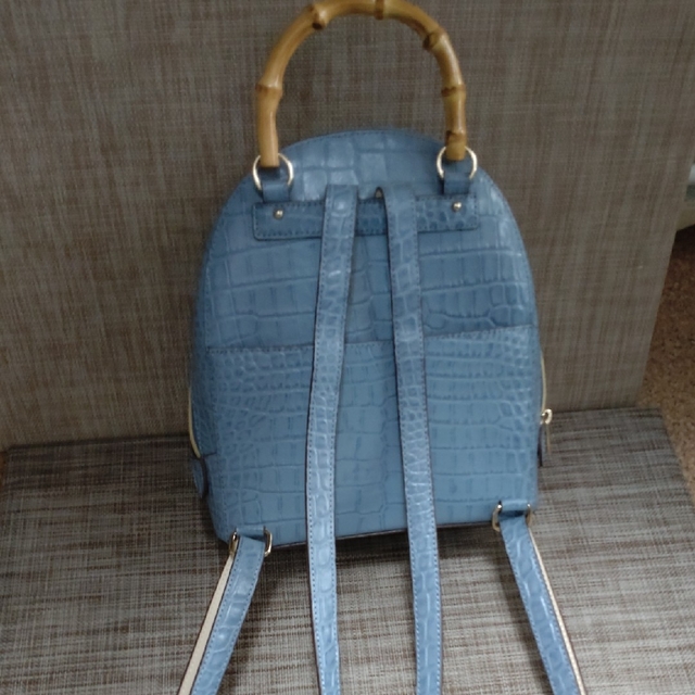 モーダプリンチペ　クロコ型押し　リュック(ブルージュ) レディースのバッグ(リュック/バックパック)の商品写真