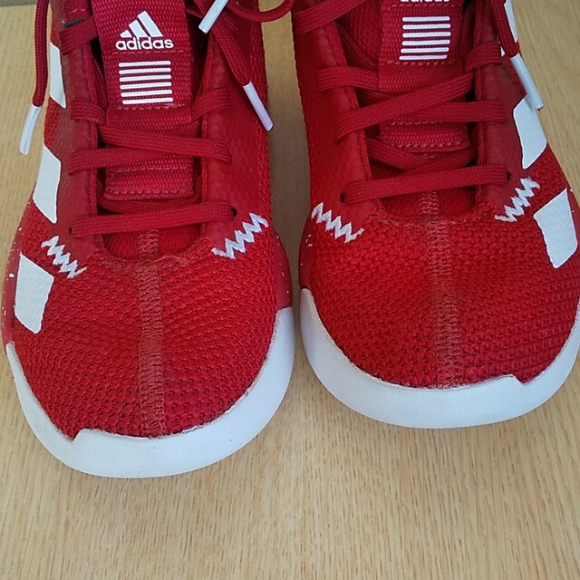 adidas(アディダス)の美品　バスケットボールシューズ キッズ/ベビー/マタニティのキッズ靴/シューズ(15cm~)(スニーカー)の商品写真