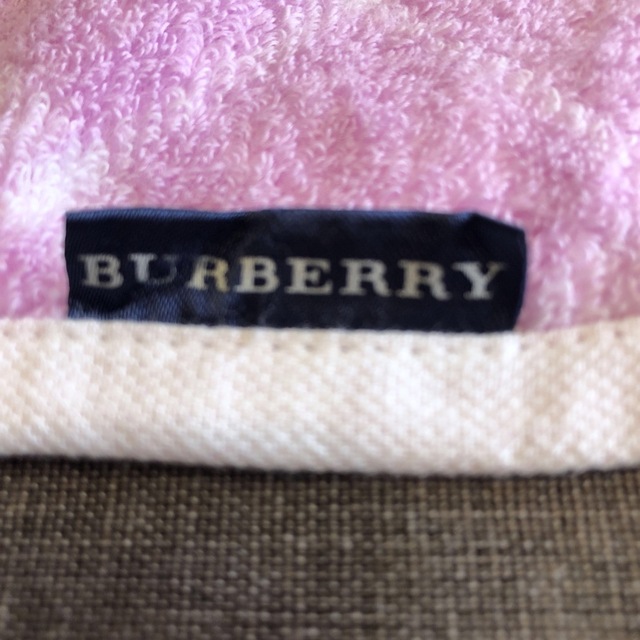BURBERRY(バーバリー)のバーバリーのタオルハンカチ　桜の刺繍付き　ピンクのチェック柄 レディースのファッション小物(ハンカチ)の商品写真