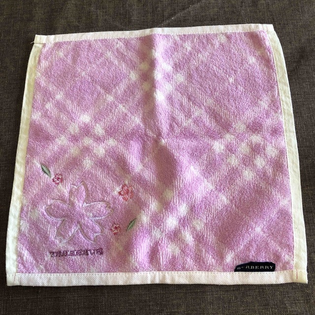 BURBERRY(バーバリー)のバーバリーのタオルハンカチ　桜の刺繍付き　ピンクのチェック柄 レディースのファッション小物(ハンカチ)の商品写真