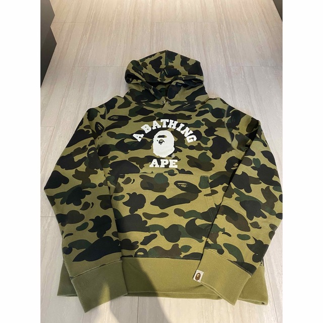 A BATHING APE(アベイシングエイプ)のアベイシングエイプ　　迷彩パーカーMサイズ　美品 メンズのトップス(パーカー)の商品写真