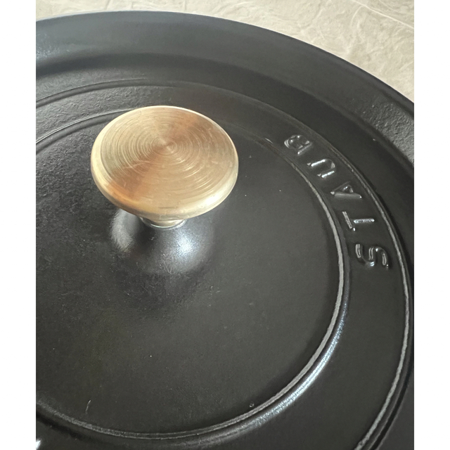 STAUB(ストウブ)のストウブ staub ココットラウンドシャロー 26cm ブラック インテリア/住まい/日用品のキッチン/食器(鍋/フライパン)の商品写真