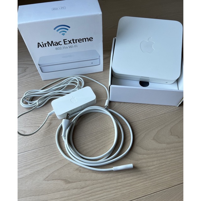 Apple(アップル)のApple airmac extreme MD031J/A スマホ/家電/カメラのPC/タブレット(PC周辺機器)の商品写真