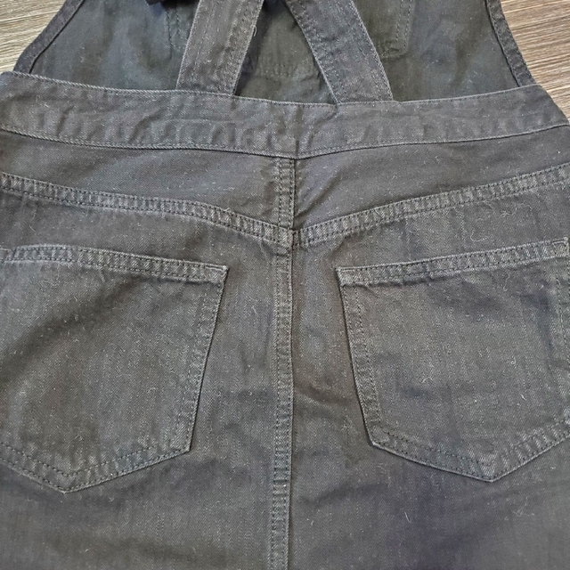 GU(ジーユー)の新品タグ付き　GUデニムサロペットスカートRS　ブラックMサイズ レディースのパンツ(サロペット/オーバーオール)の商品写真