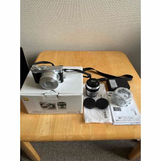 ニコン(Nikon)のNikon 1 J5 Wズームレンズキット SILVER オマケ付き(ミラーレス一眼)