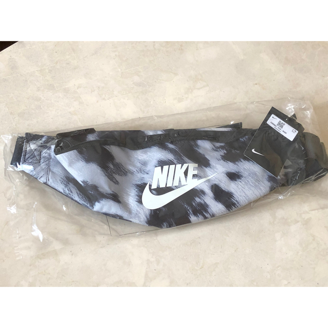 NIKE(ナイキ)のブラック×ホワイト★NIKE ウエストポーチ★ナイキ ボディバッグ メンズのバッグ(ボディーバッグ)の商品写真