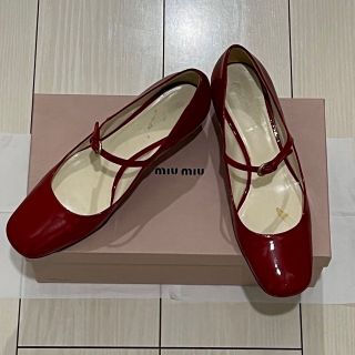 ミュウミュウ(miumiu)の大幅再々お値下げ！新品同様やや難★ミュウミュウ★本革パテントレザーパンプス赤(ハイヒール/パンプス)