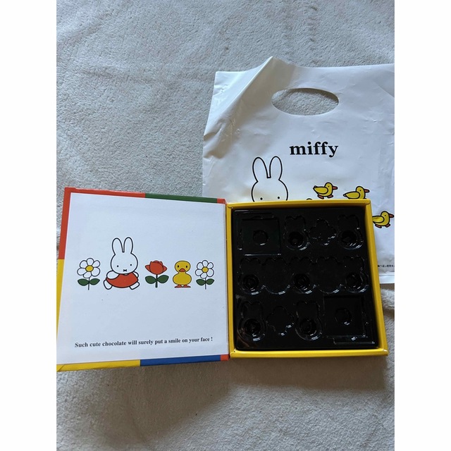 miffy(ミッフィー)の2023 バレンタイン　ミッフィー箱 チョコレート　モロゾフ　 袋付き 食品/飲料/酒の食品(菓子/デザート)の商品写真