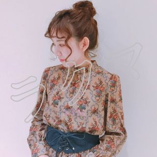 フィント(F i.n.t)の美品！壁紙花柄スタンドカラーブラウスBEIGEベージュf(シャツ/ブラウス(長袖/七分))