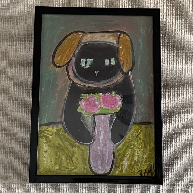 絵画 。原画【子犬の帽子をかぶったかわいい黒猫が美しい花瓶を整えている】